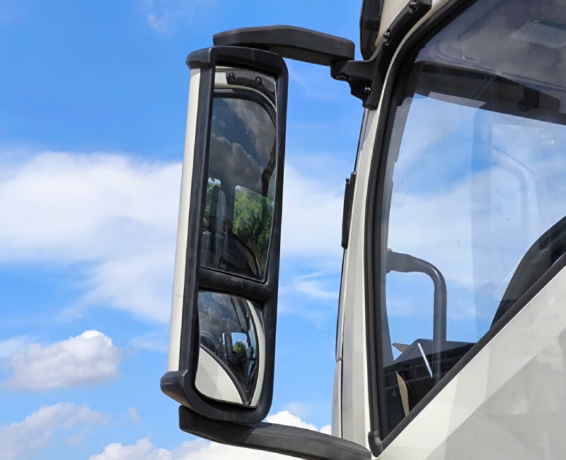 JAC Dawos được trang bị gương chiếu hậu hai tầng bản lớn