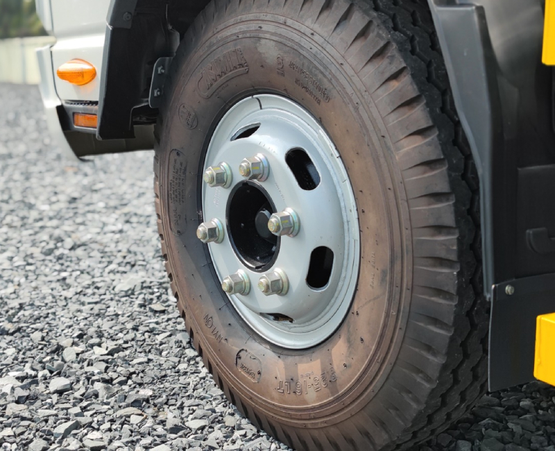Lốp đồng bộ trước và sau với kích thước 8.25R16